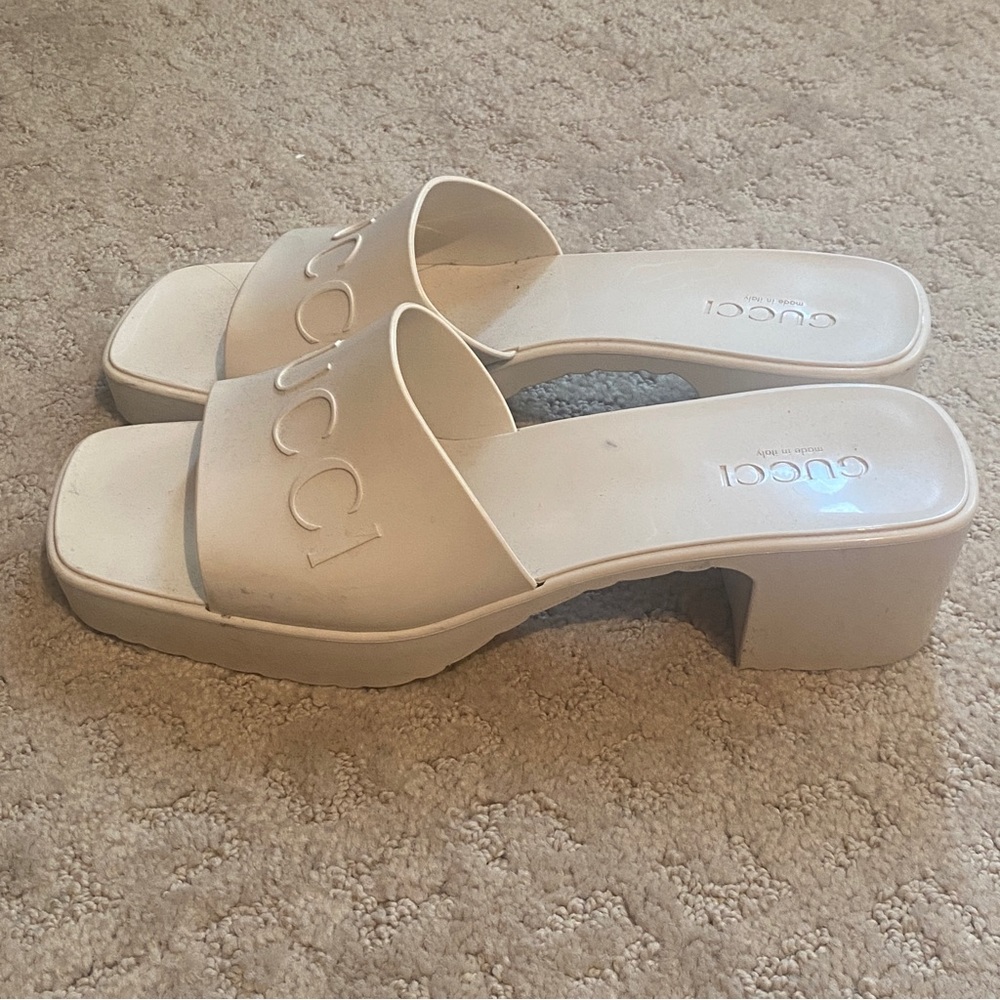 GUCCI Plastique logo-embossed rubber mules in Mystic White - Picture 10 of 10